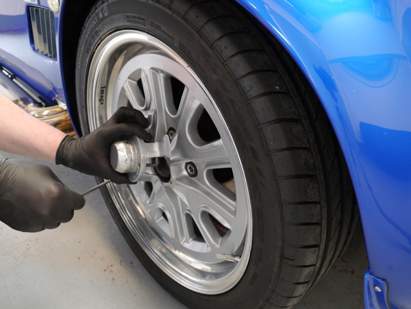Polish-finished rims require pH-neutral wheel washes to ensure they are not stained during the wash process. Polish-finished rims require pH-neutral wheel washes to ensure they are not stained during the wash process.